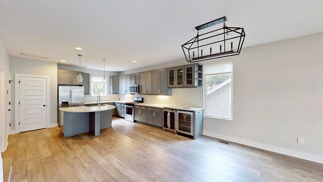 Building Photo - 208 Walnut Ave