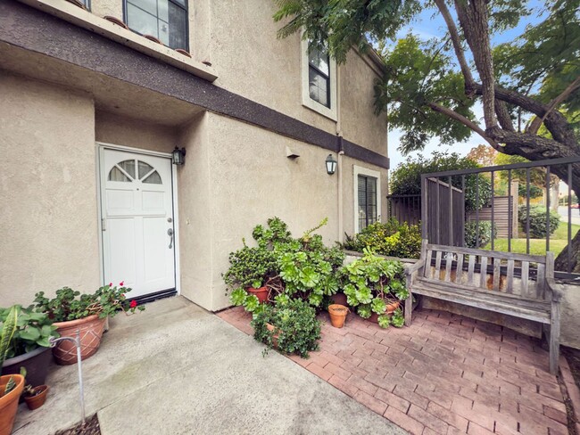 Building Photo - Charming Costa Mesa Townhouse