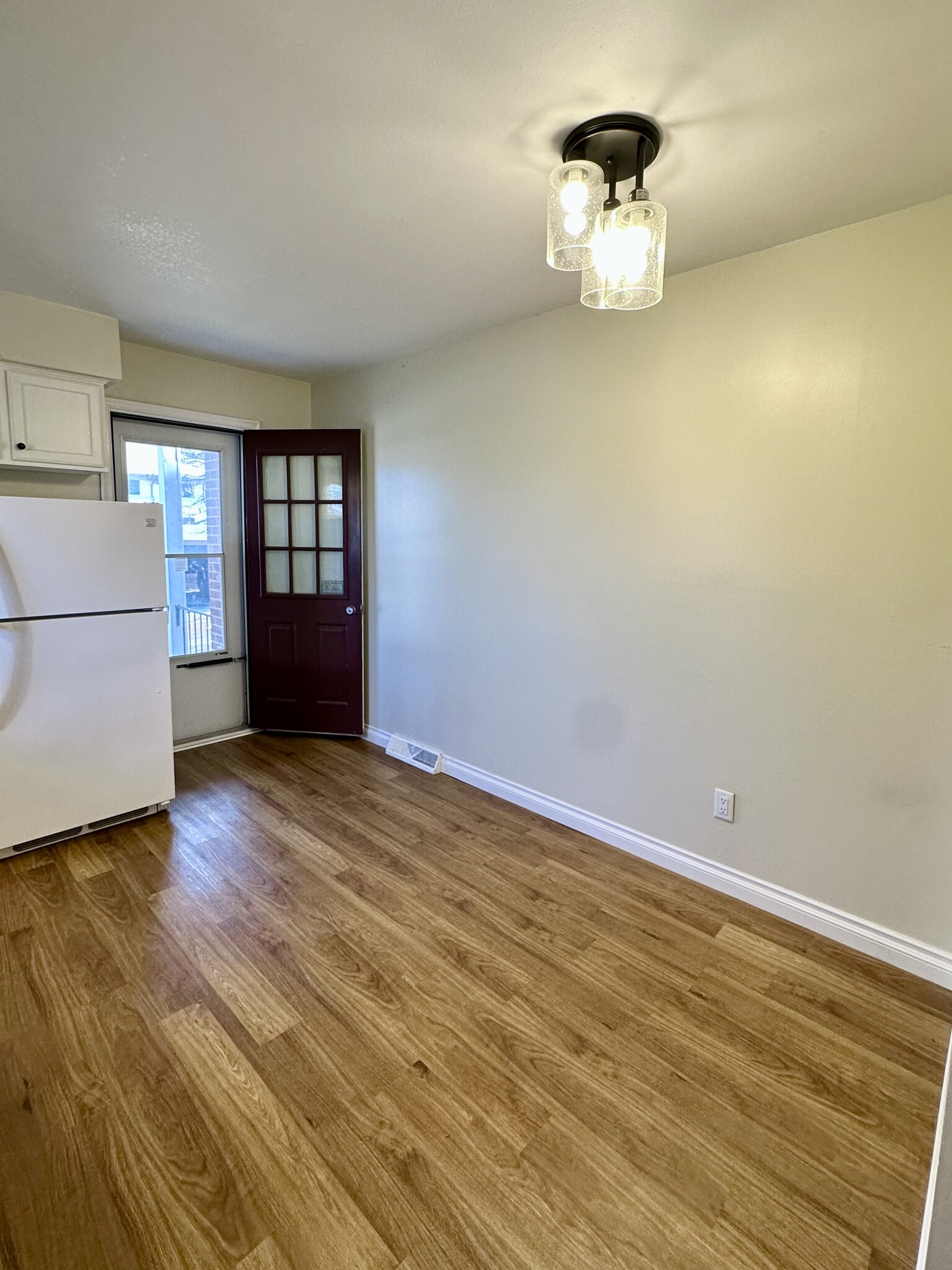 Kitchen with balcony - 27690 E Echo Vly