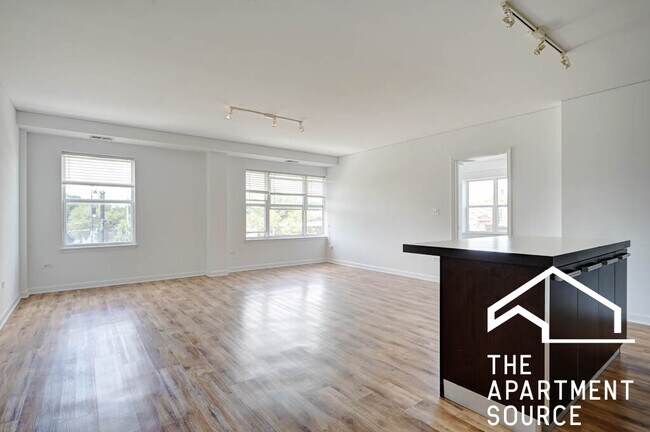 Building Photo - 1544 W Glenlake Ave