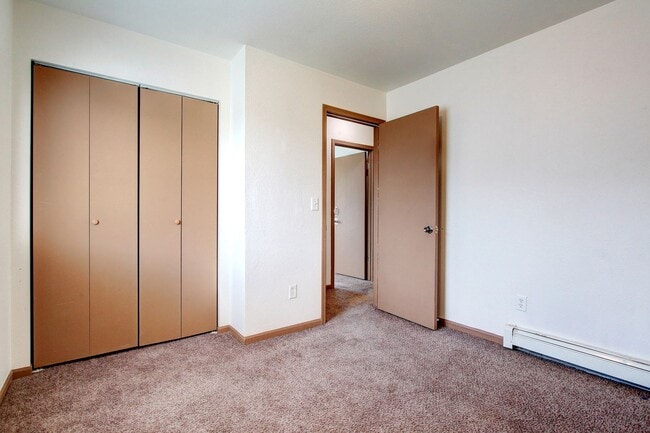 Building Photo - 2 BED 1 BATH UPPER LEVEL APARTMENT