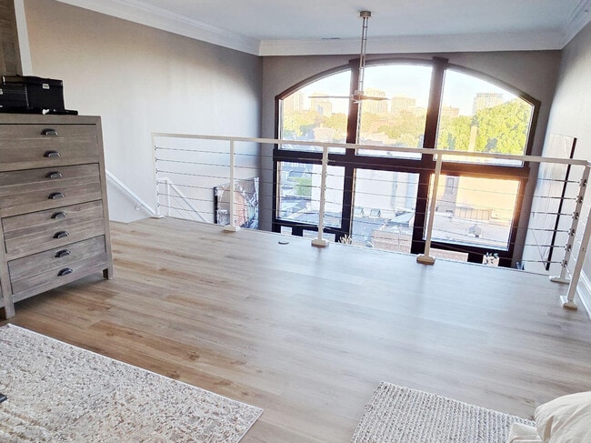 Building Photo - 1515 N Van Buren St