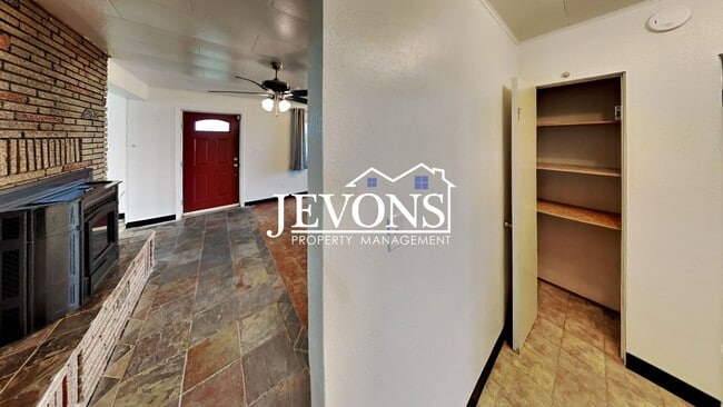 Building Photo - Inviting 2-bedroom with a fully fenced lar...