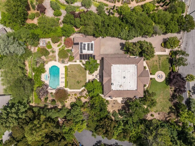 Building Photo - 90 Broadacres Rd