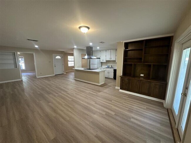 Building Photo - 10172 Hillside Dr