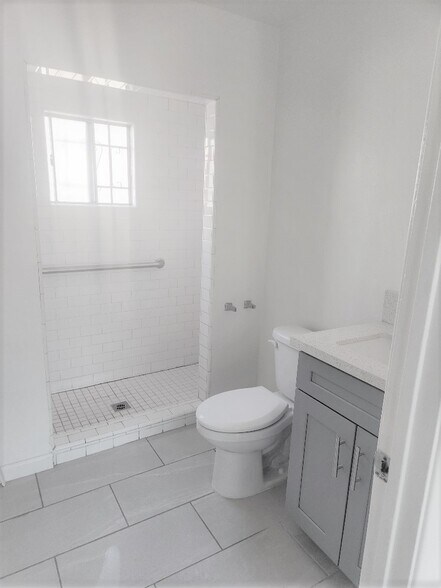 Building Photo - 1241 E 80th St