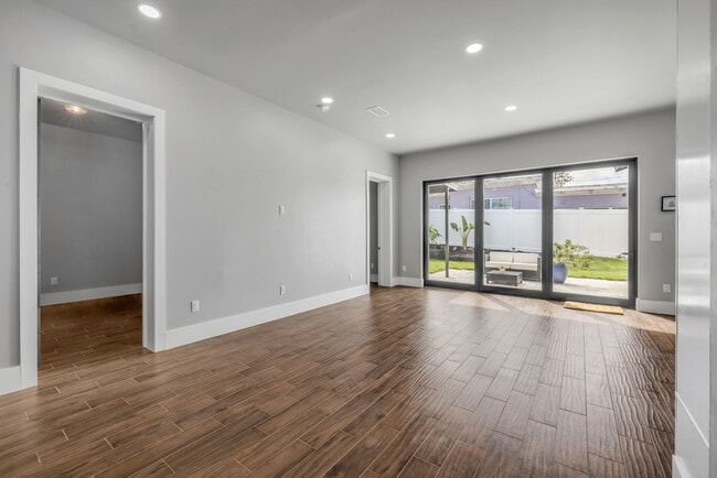 Building Photo - 1707 N Peninsula Ave