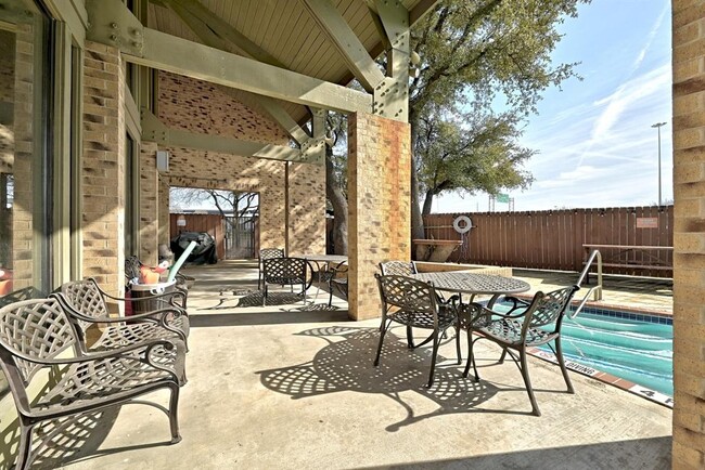 Building Photo - 8888 Tallwood Dr