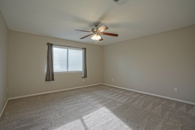 Building Photo - 2108 Lakeway Dr