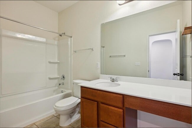 Building Photo - 705 Vaughn St