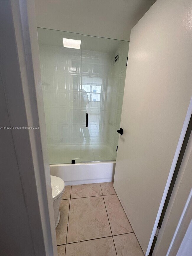 Building Photo - 9225 Collins Ave