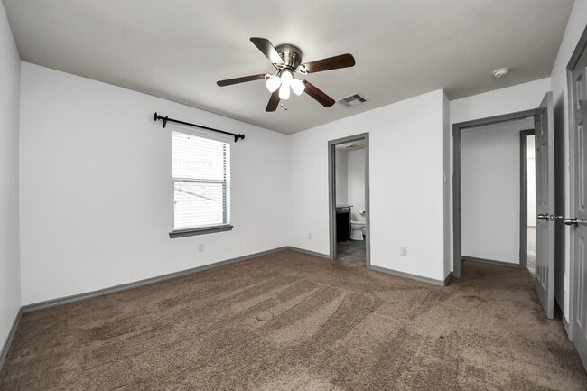 Building Photo - 4410 Lodge Vine Ct