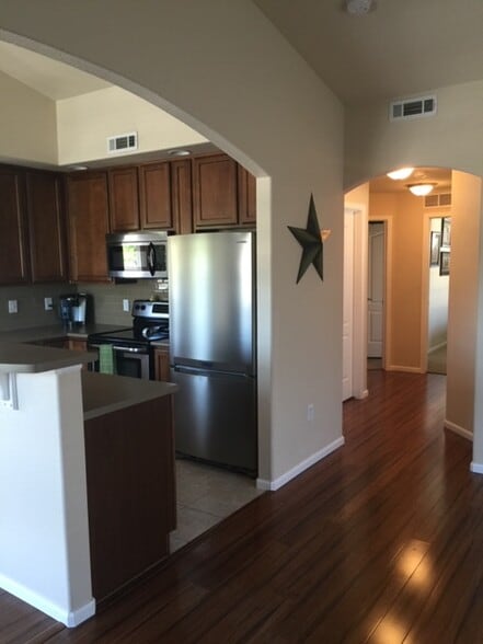 Building Photo - 5039 Brookfield Dr