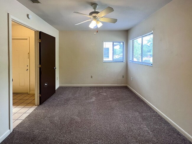 Building Photo - 2/2 Flat in Napier Oaks available Early August! *Approved Application*