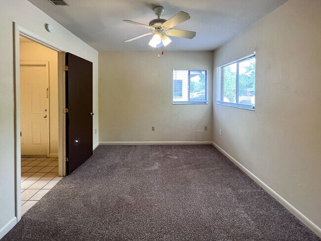 Building Photo - 2/2 Flat in Napier Oaks available Early August!