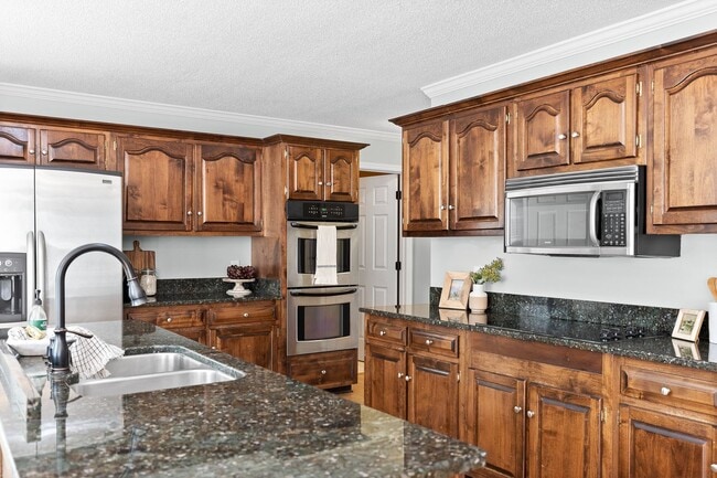 Building Photo - MOVE IN SPECIAL! 1/2 off first months rent. 4 bedroom 2.5 bath house with lawncare, internet and ...