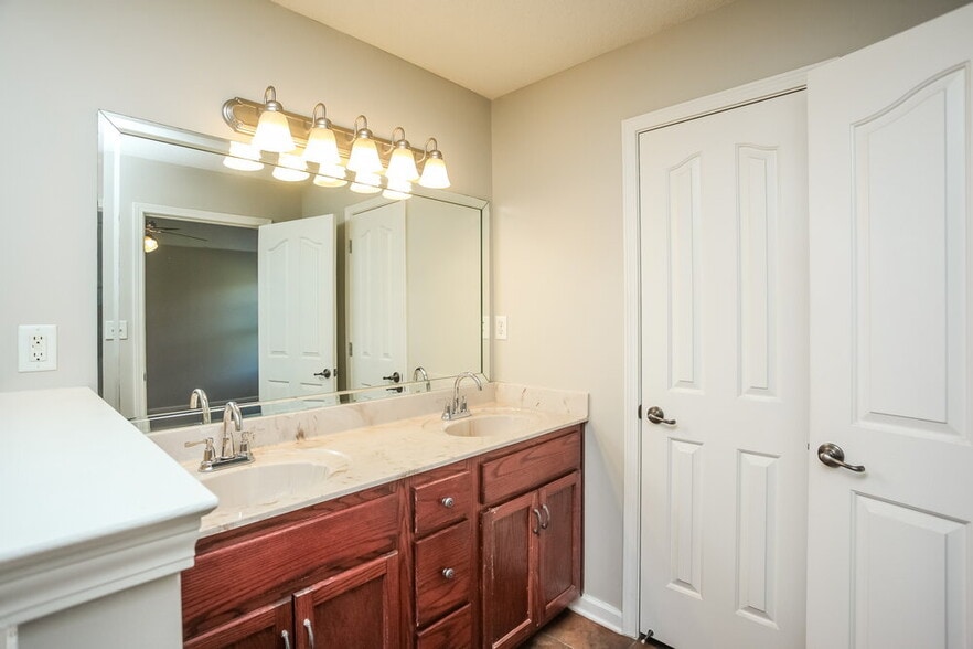 Building Photo - 8332 Pinnacle Dr