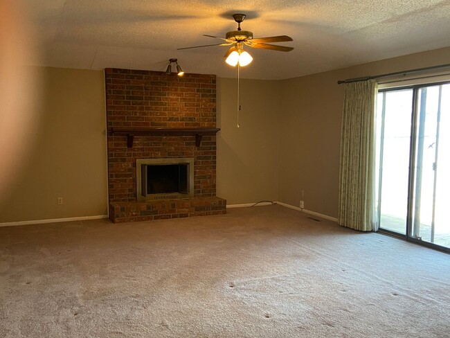 Building Photo - Spacious Duplex near Medical Mile