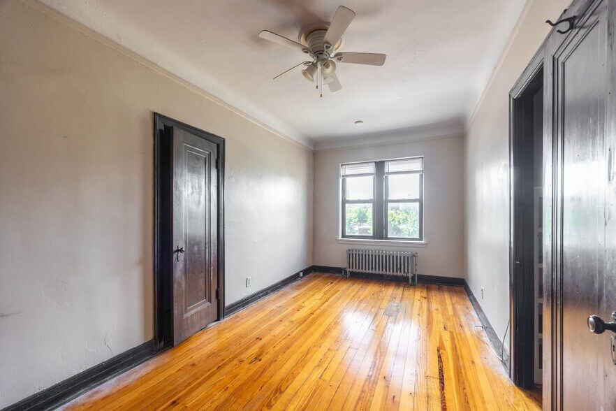 Building Photo - 948 W Cuyler Ave