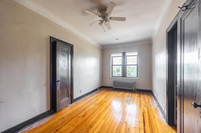 Building Photo - 948 W Cuyler Ave