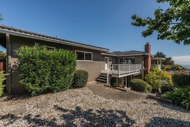 Building Photo - Updated 4 Bed / 2.5 Ba Home in Millbrae Mi...