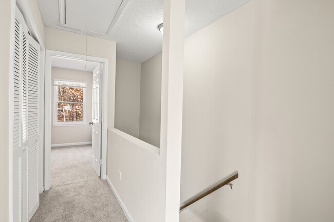 Building Photo - Delightful Two bedroom townhouse available NOW