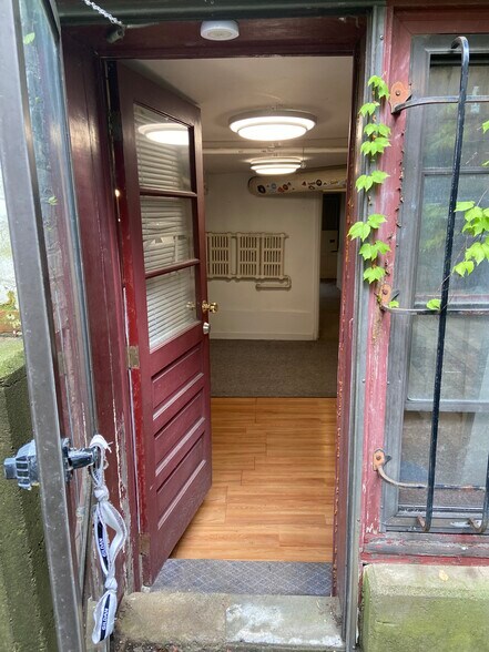 Building Photo - 242 Hudson Ave
