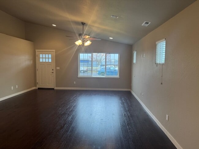 Building Photo - CUSTOM 3 BEDROOM, 2 BATH HOME NEAR SOUTH MEDFORD HIGH SCHOOL
