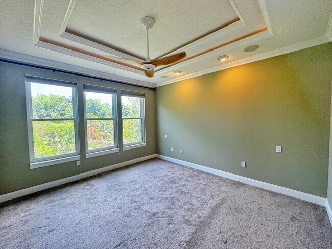 Building Photo - Spacious two-story island townhome in gate...