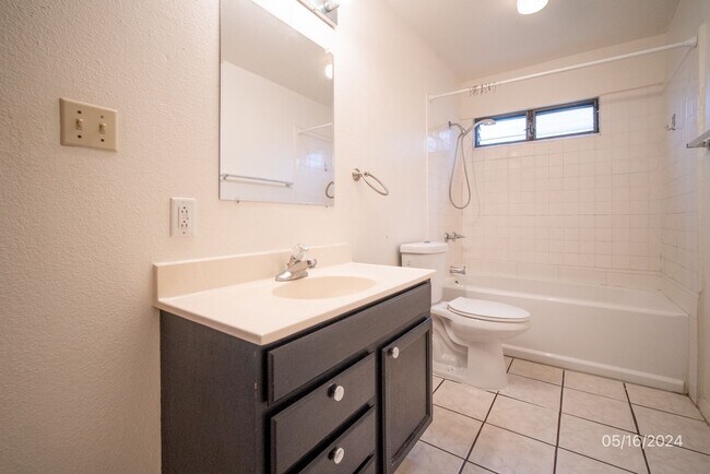 Building Photo - 2BR/1BA/2PKG(TANDEM) DOWNSTAIRS UNIT IN ALIAMANU THREE PLEX