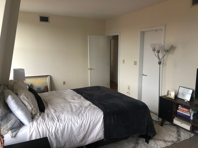 Building Photo - 201 Newbury St