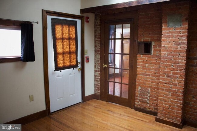 Building Photo - 209 W Chestnut St