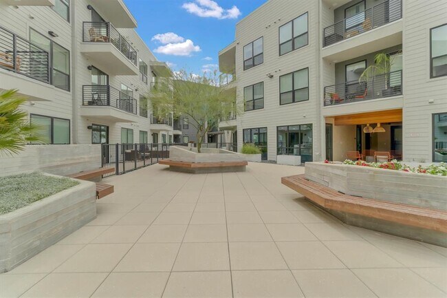 Building Photo - 1701 Simond Ave