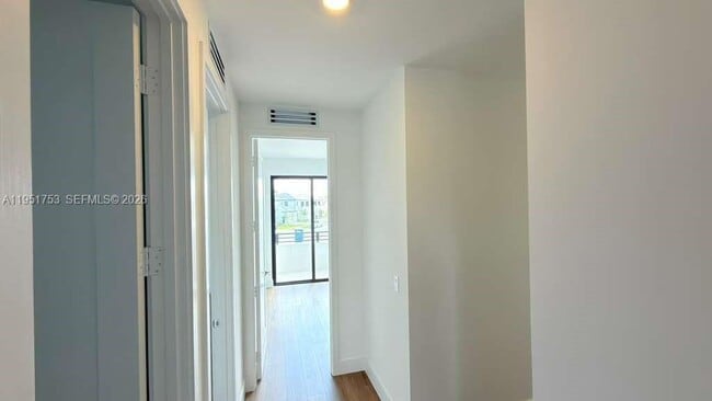 Building Photo - 19700 NE 14th Ave