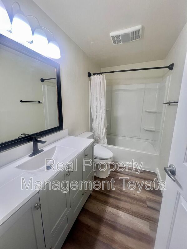 Building Photo - 902 S 22nd Ct