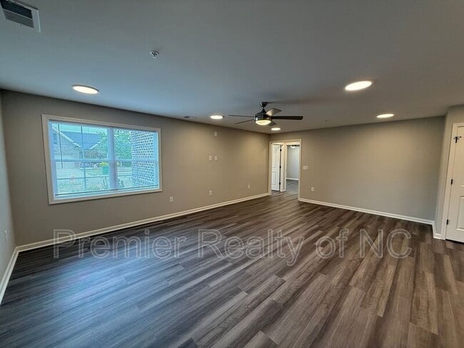 Building Photo - 7085 Hanesbrook Cir