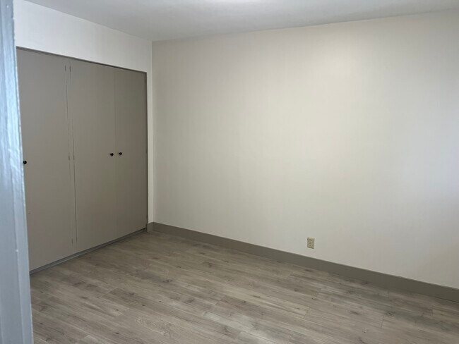 Building Photo - 519 Linwood Ave