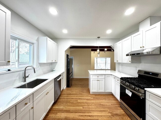 Building Photo - 98 Safford St