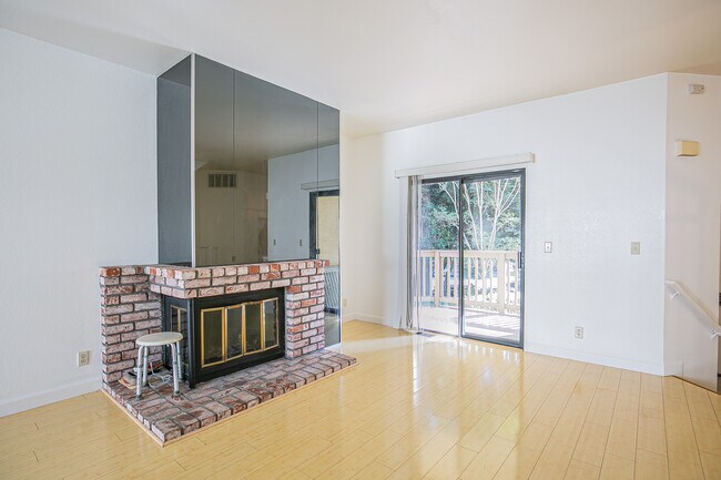 Building Photo - 1912 Magdalena Cir