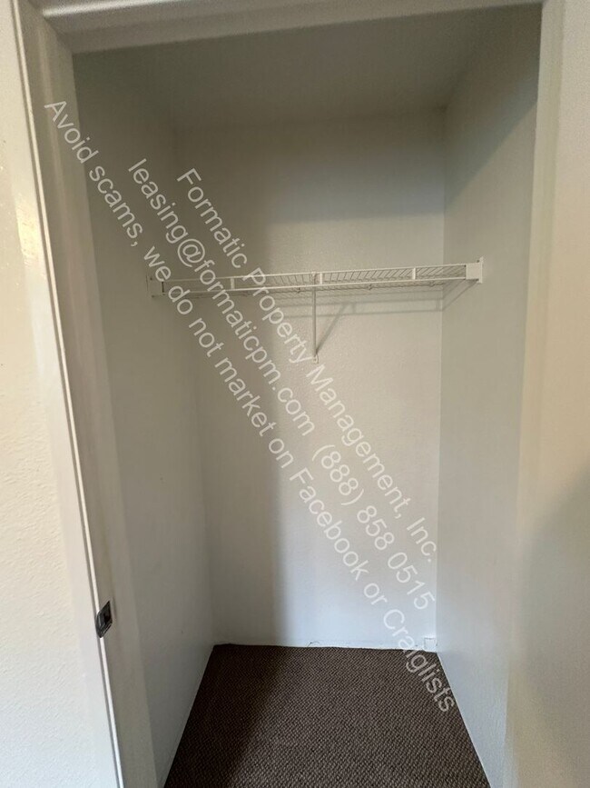 Building Photo - Charming Pet Friendly 2-Bedroom Home with ...