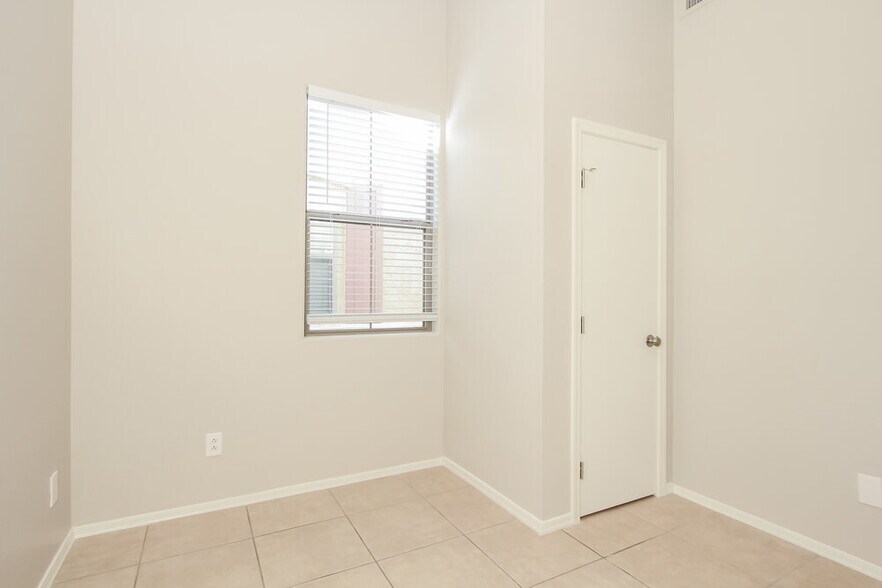 Building Photo - 8411 W Lewis Ave