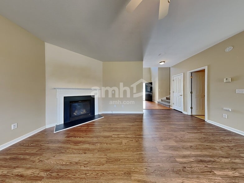 Building Photo - 6 Roberts Hill Dr