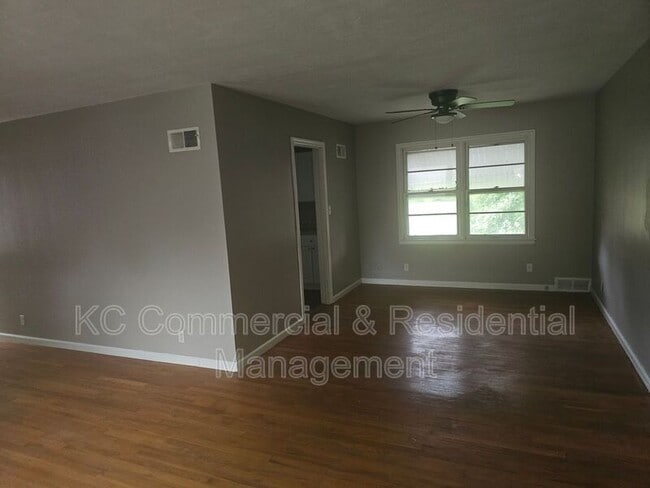 Building Photo - 802 E 75th Terrace