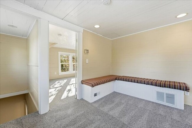 Building Photo - Charming Updated Home in SE Portland!