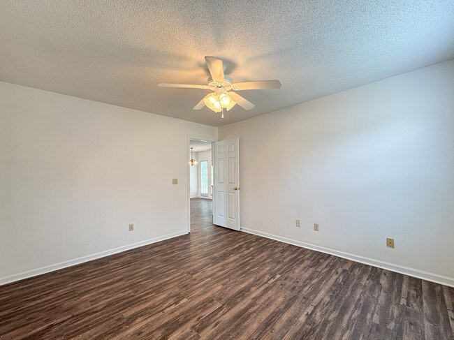 Building Photo - 7 Clayton Ln