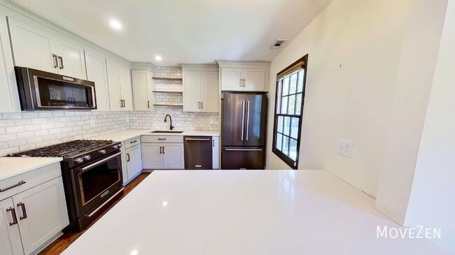 Building Photo - 1704 Dearmon Dr
