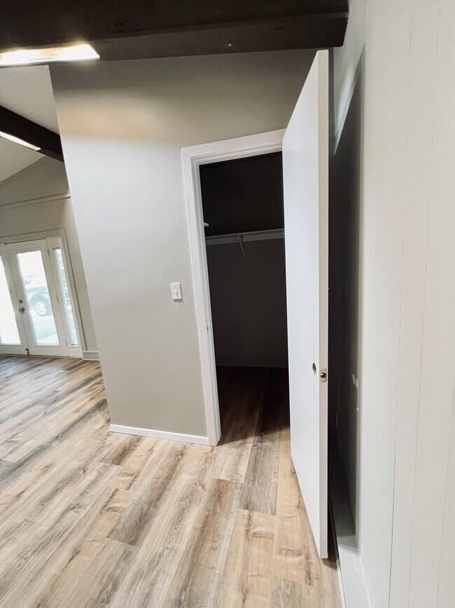 Building Photo - 2102 Richwood Dr