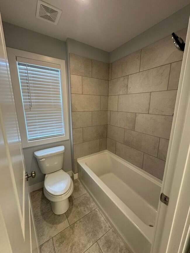 Building Photo - Luxury 5BR 4 BA Home w/ Pool and Clubhouse Access in GREAT location!