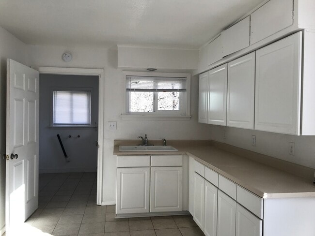 Building Photo - Well maintained home, recent upgrades, cut...