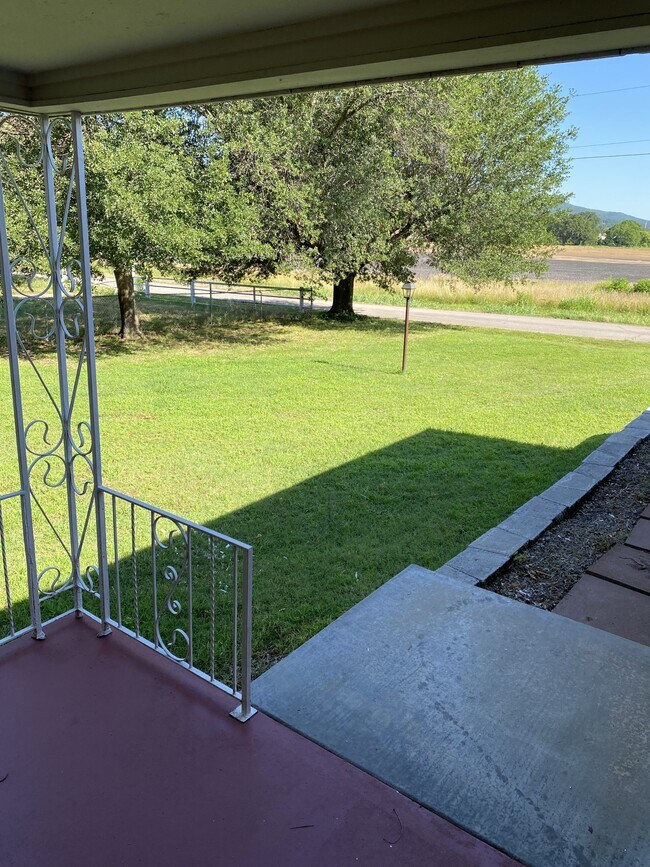 Building Photo - 625 Country Club Rd